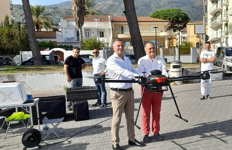 SANITÀ – Trasporto sangue, organi, campioni biologici e farmaci, dopo un volo sperimentale, un drone volerà da Patti a Lipari