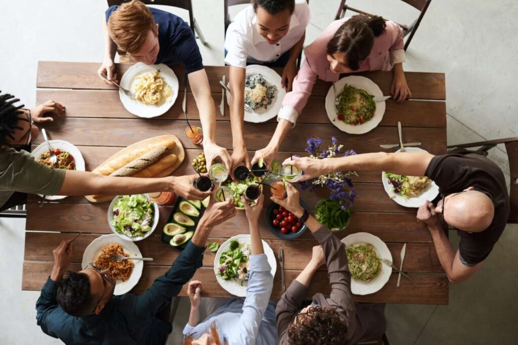 IDEE PER UNA CENA TRA AMICI – 5 modi per trovare l’ispirazione