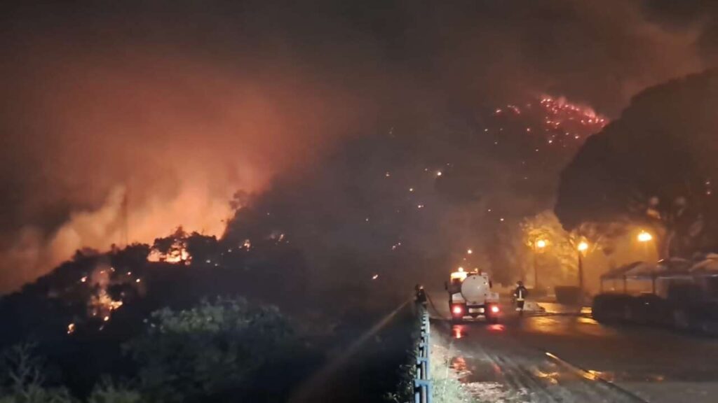 PIRAINO – Le fiamme alla “pineta”