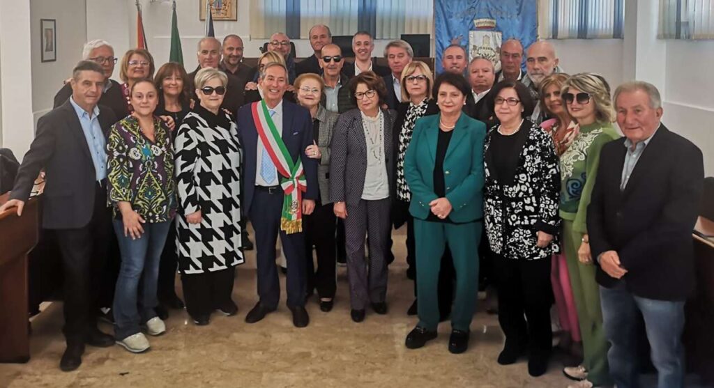 LA BELLA GIOVENTU’ – Ieri a Brolo la “festa” per 21 dipendenti comunali andati di recente in pensione