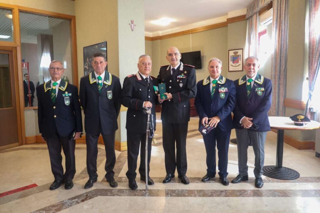 RICONOSCIMENTI – Il Generale C.A. Giuseppe Governale consegna la Medaglia Mauriziana al Lgt Stefano Maressa