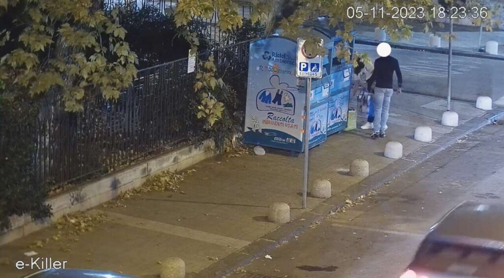 MILAZZO – Rifiuti abbandonati vicino ai contenitori degli indumenti usati, raffica di multe del Comune