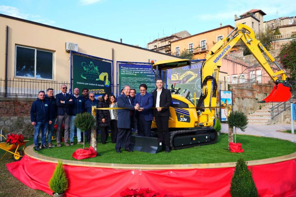 ANTEPRIME EUROPEE – A Brolo la Komatzu, nel “Salotto Green” della Comedil presenta il primo escavatore totalmente ecologico