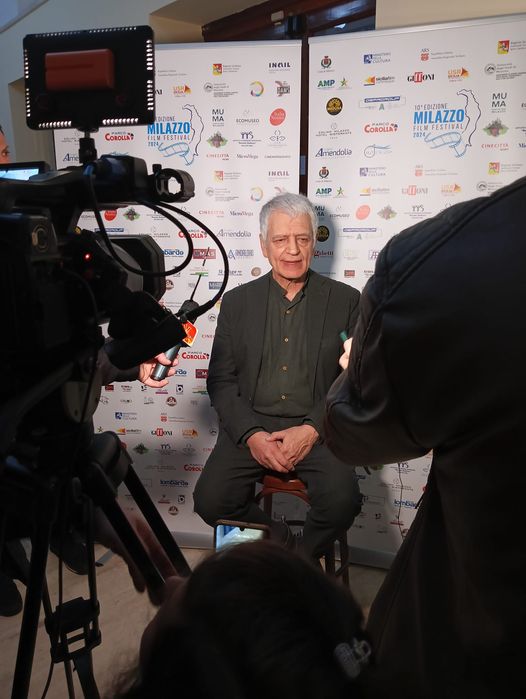 MILAZZO FILM FESTIVAL – Fabrizio Bentivoglio incanta il teatro Trifiletti con il suo monologo “Piccolo almanacco dell’attore”