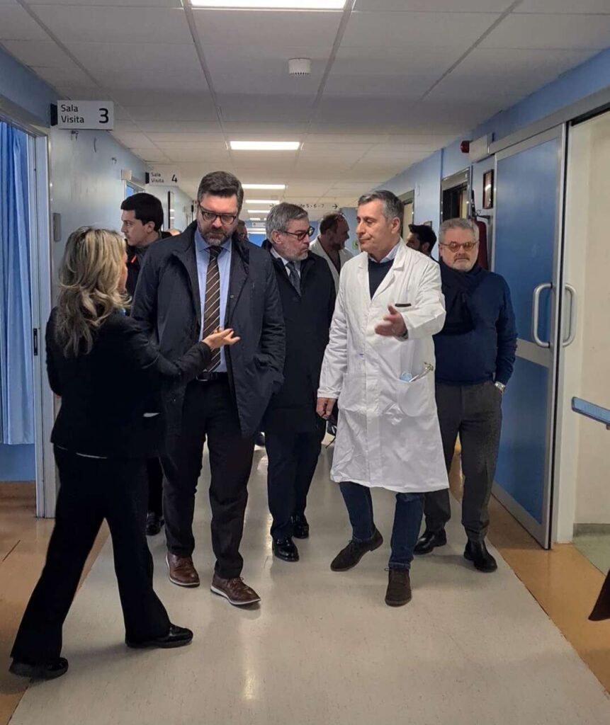 OSPEDALE PAPARDO – Sopralluogo dell’on. Antonio De Luca (M5S) per verificare la situazione del pronto soccorso