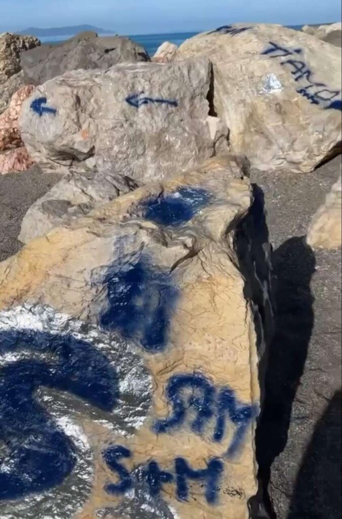 VANDALISMI – Imbrattata con lo spray la scogliera di Gliaca di Piraino
