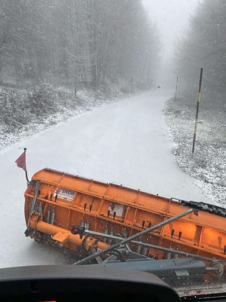 STRADA PROVINCIALE CARONIA – Capizzi, in azione i mezzi spazzaneve e spargisale della Città Metropolitana di Messina