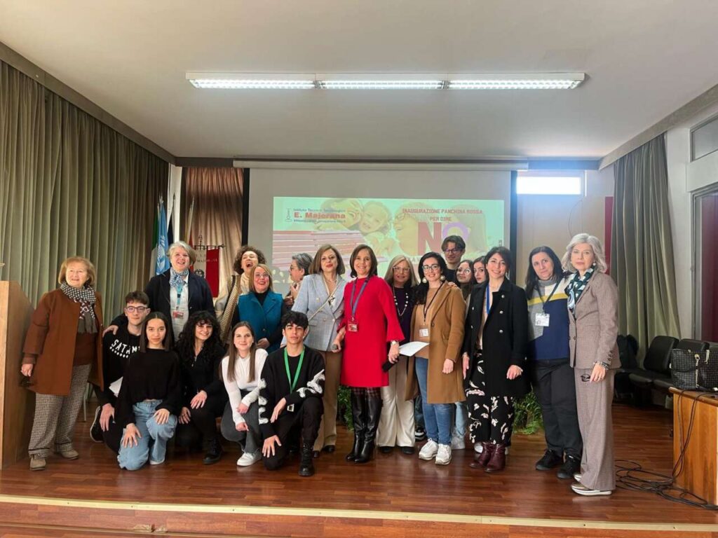 MILAZZO – Inaugurazione di una panchina rossa al Majorana