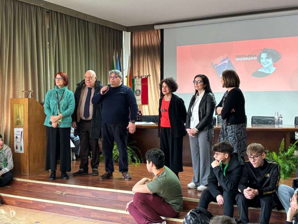 MILAZZO – Incontro d’autrice al Majorana: Giovanna Giordano dialoga con gli studenti per un affascinante viaggio fra realismo e fantasia