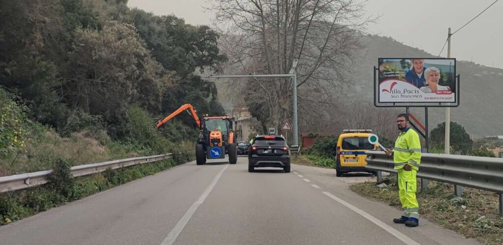 GIUSTO PER DIRE – Gli “stagionali” dell’Anas impegnati sulla SS113 per lo sfalcio degli arbusti e delle erbacce