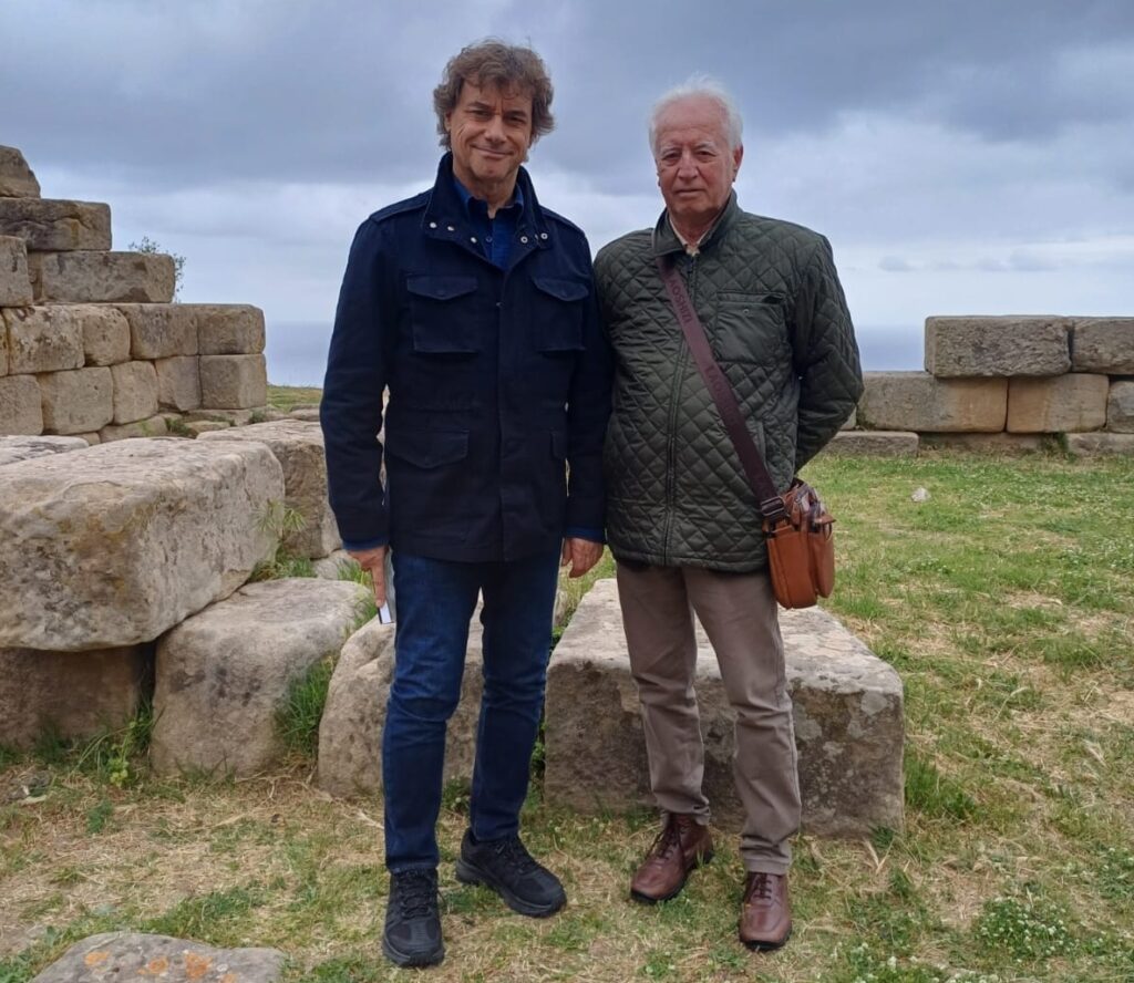 ALBERTO ANGELA – A Tindari… e Nino Lo Iacono gli omaggia “Patti terra dei miti”