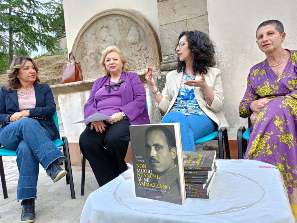 SINAGRA – Il maggio dei libri nei giardini, ultimo appuntamento con “Non muoio neanche se mi ammazzano” di Letizia Cuzzola