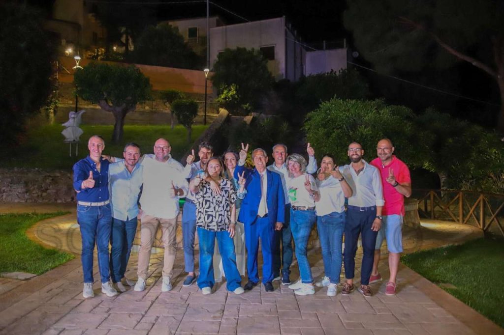 FOTO – A Brolo subito dopo la vittoria di Laccoto, tutti nella villa comunale
