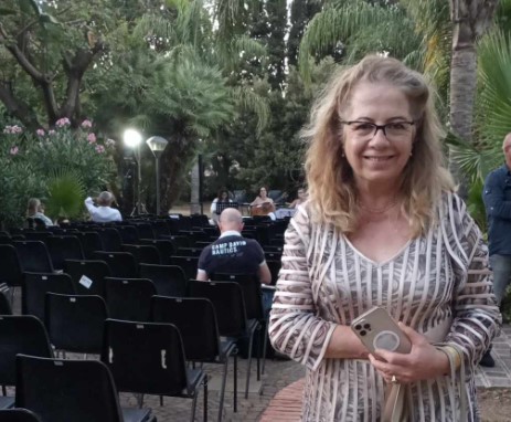 SERAFINA LA MARCA – A Castell’Umberto oggi la scrittrice presenta “La bambola venuta da lontano”