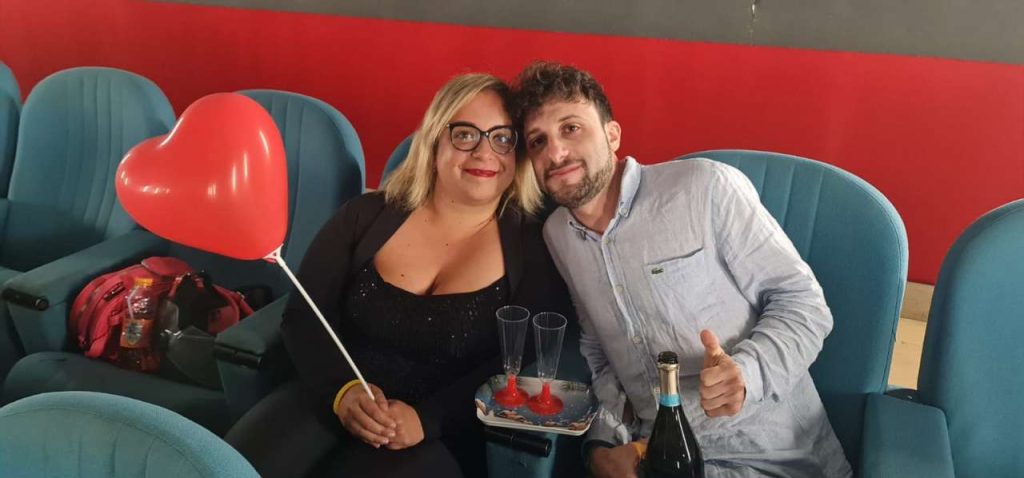 FIORI D’ARANCIO ALL’ALTERCINEMA – Il “Mi vuoi sposare?” di Gianfranco a Margherita sul Maxi Schermo