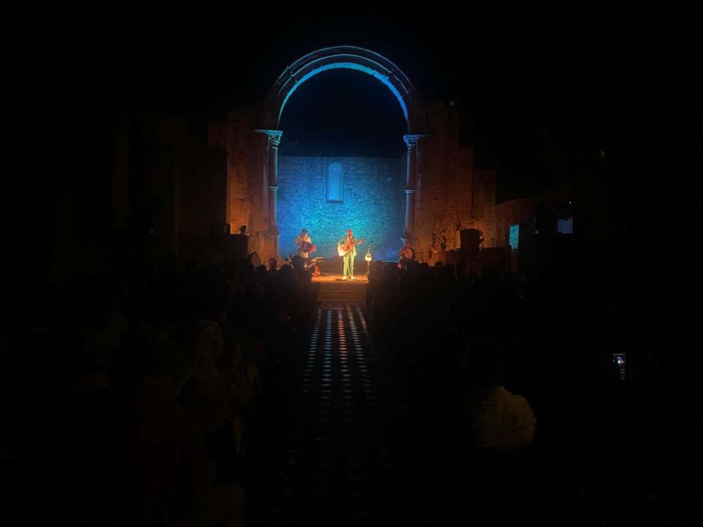 SUGGESTIONI – Mario Incudine, cantautore e cuntastorie, fa sognare nel contest del Convento dei Cento Archi