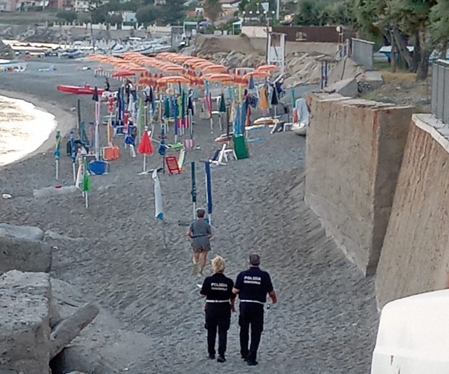 PIRAINO – Multati “abusivi” sulle spiagge pubbliche, sequestrati sdraio e ombrelloni