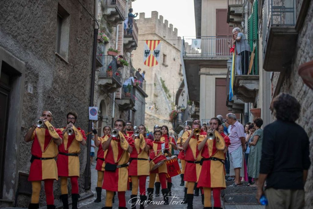 MONTALBANO ELICONA – 17 e il 18 agosto tornano le Feste Aragonesi. L’evento è giunto alla 43ª edizione