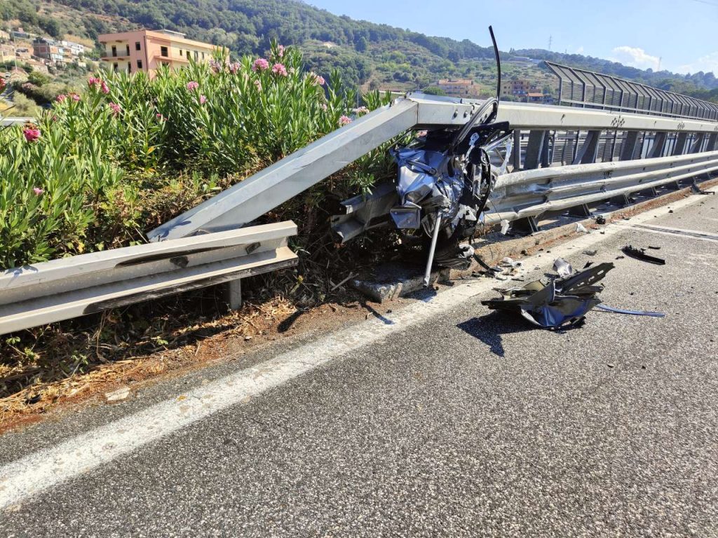 MORTE IN AUTOSTRADA – Sequestro del guard rail ubicato nel tratto autostradale dove è avvenuto il primo impatto dell’incidente del 10 agosto. Domani i funerali