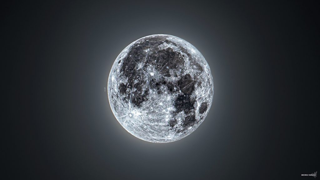 LA SUPER LUNA BLU SOMMERSA DAI LIKE – Lo scatto è di Michele Isgrò