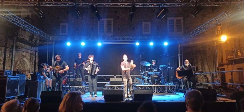 LA NOTTE DELLA TARANTA – A Montagnareale il penultimo appuntamento di “Teatro e Musica sotto le Stelle”