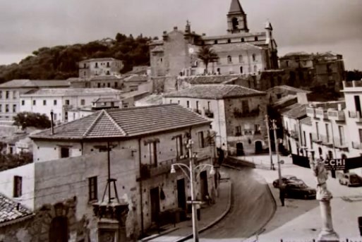 FICARRA – Quella piazza con le strisce: Un dibattito tra modernità e tradizione