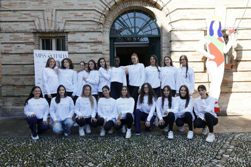 MISS ITALIA 2024 – Le finaliste fanno gli auguri alla divina Sophia Loren, che festeggia i suoi primi 90 anni