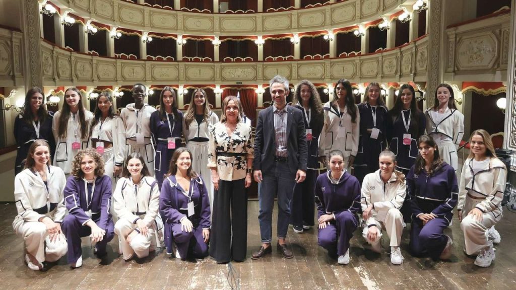 MISS ITALIA 2024 – Tutto pronto per la finale a Porto San Giorgio. In giuria Martina Colombari, Gianpaolo Morelli e Soleil Sorge
