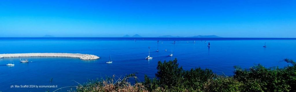 FOTO CHE DIVENTANO CARTOLINE – Le “vele” davanti alle Eolie