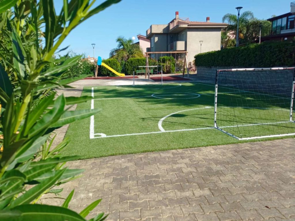 SPAZI CONDIVISI – Il campetto verde di Parrazzà a Brolo
