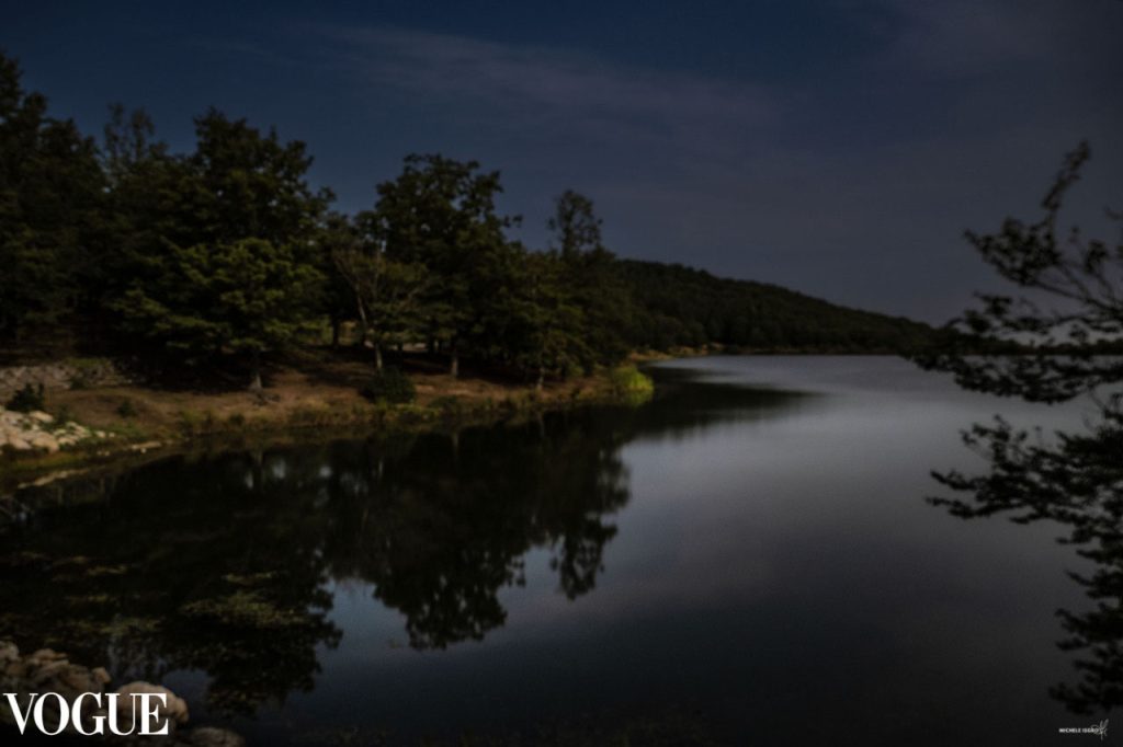 SICILIA AL CHIARO DI LUNA – Michele Isgrò su Vogue con l’Etna e il lago Maullazzo