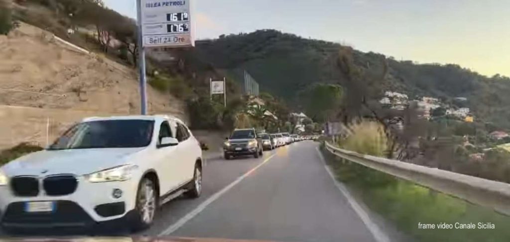 LA FILA DELLA VERGOGNA – Il “serpentone” d’auto da Calavà oltre Gioiosa Marea