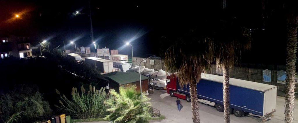 PIETAS – Camion e camionisti parcheggiati in attesa che l’autostrada riapra