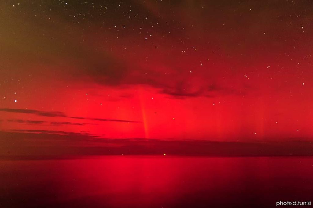 CIELO ROSSO – Il cielo notturno si illumina con la SAR. Le foto di Domenico Turrisi