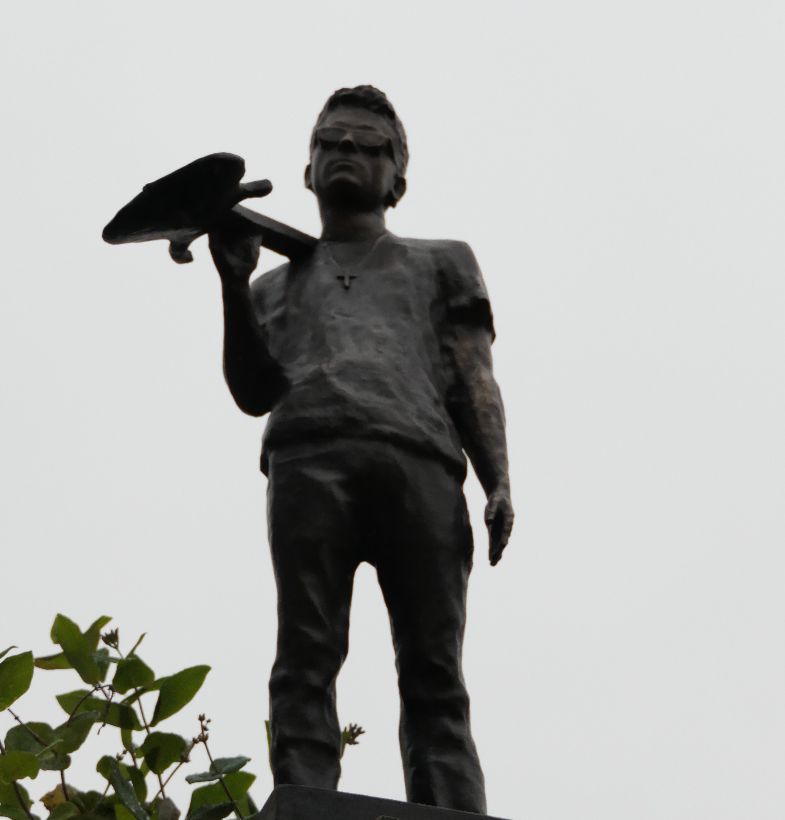 DAVIDE LO SURDO – Una statua per il chitarrista romano