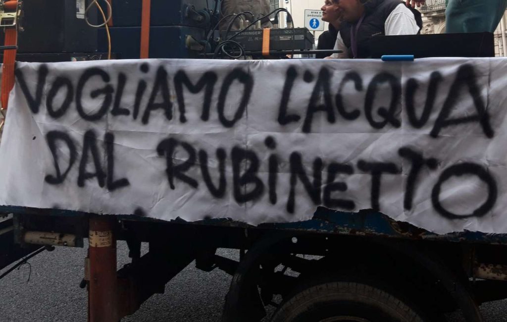 MESSINA – “Vogliamo l’acqua dal rubinetto!”