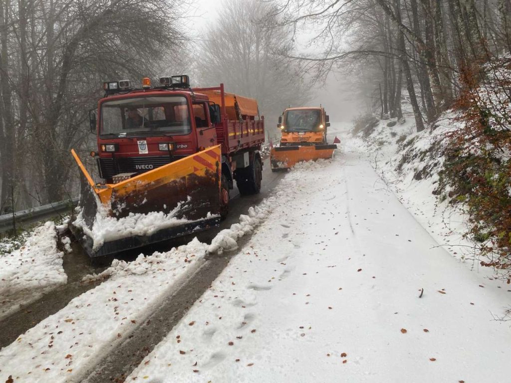 NEBRODI – In azione i mezzi spazzaneve