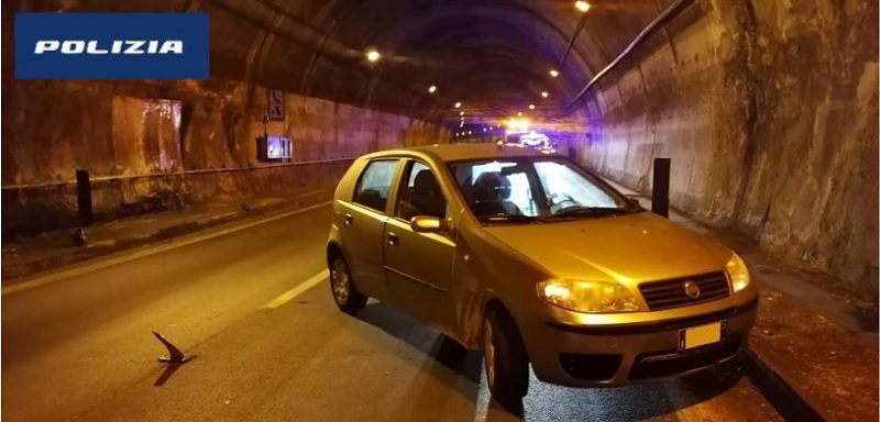 PARCHEGGIA IN GALLERIA – Sulla A20, ubriaco, senza patente nè assicurazione. Denunciato
