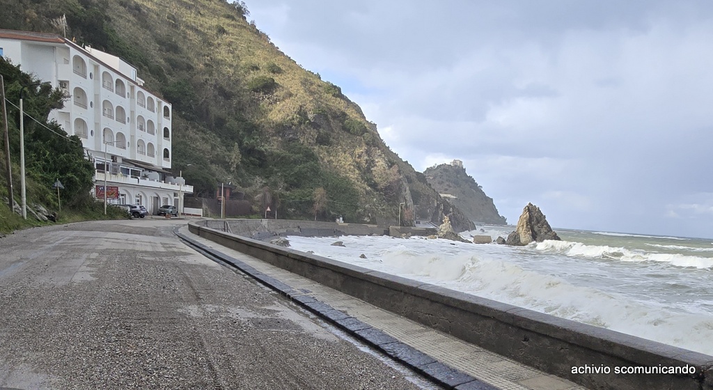 IL MARE SULLA STRADA – Da tenere in archivio, le foto dell’ultima mareggiata a San Gregorio