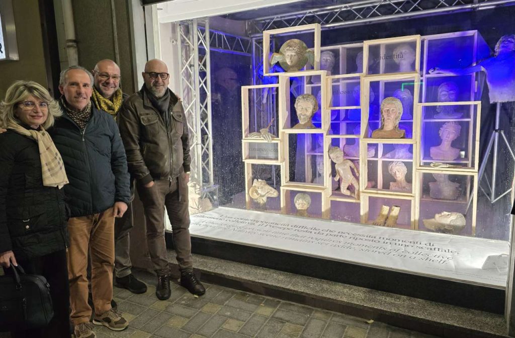 IL PRESEPE DENTRO LO SCAFFALE – Una riflessione visiva che accende speranza a Brolo