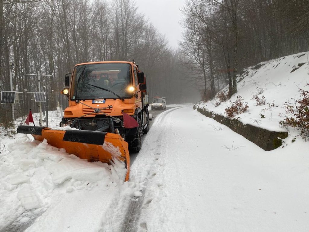 SPAZZANEVE IN FUNZIONE – La “Provincia” al lavoro lungo le strade montane del comprensorio nebroideo