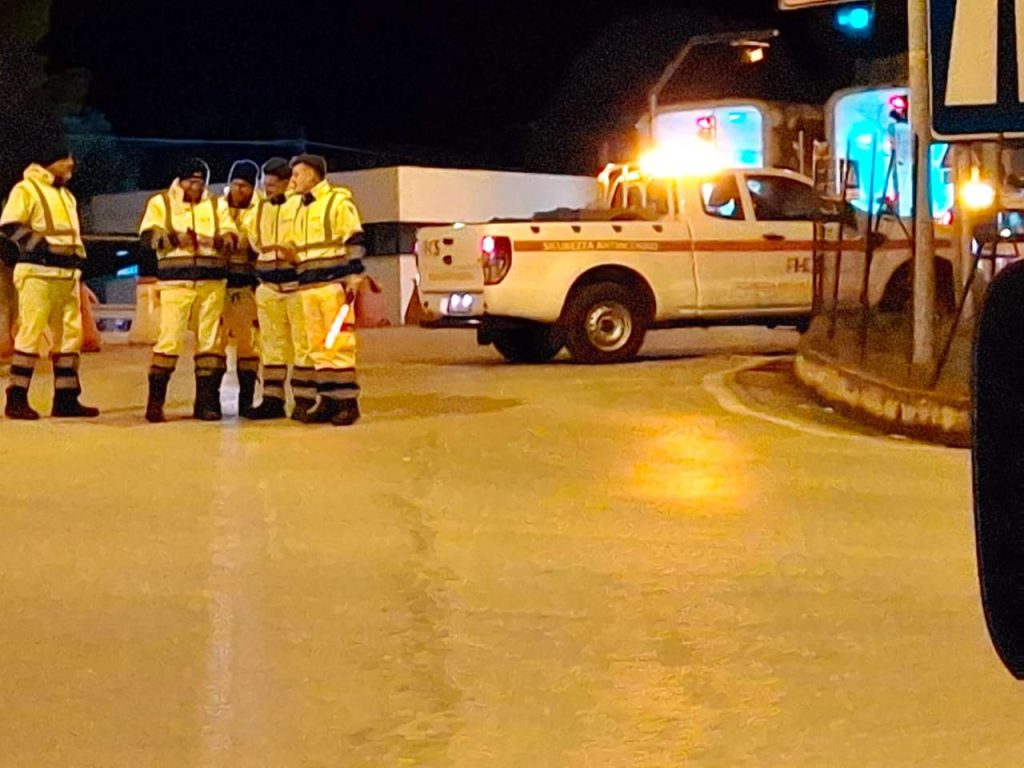 PER UN’AUTO INCENDIATA – Chiuso lo svincolo di Brolo, sulla A20, in direzione Messina