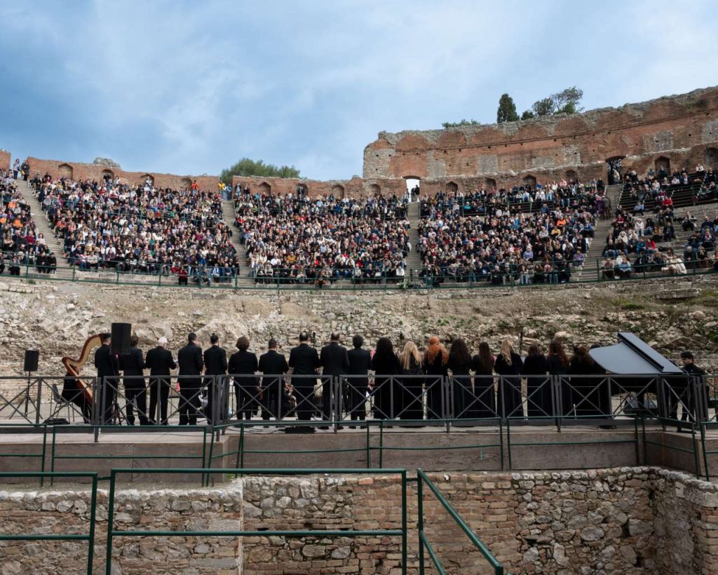 CORO LIRICO SICILIANO – Il trionfo della luce, del mito, della “meraviglia”: ovazioni e numeri record di pubblico a Taormina e Tindari