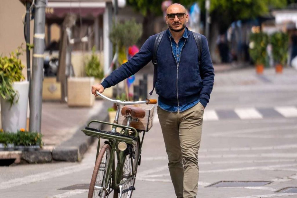 SIMBOLI SUL TERRITORIO – Il sindaco Francesco Iarrera e la sua bici vintage simbolo di sostenibilità ambientale