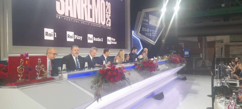 SANREMO 2025 – Carlo Conti in sala stampa: bisogna essere un po’ cicala e un po’ formica con rilassatezza