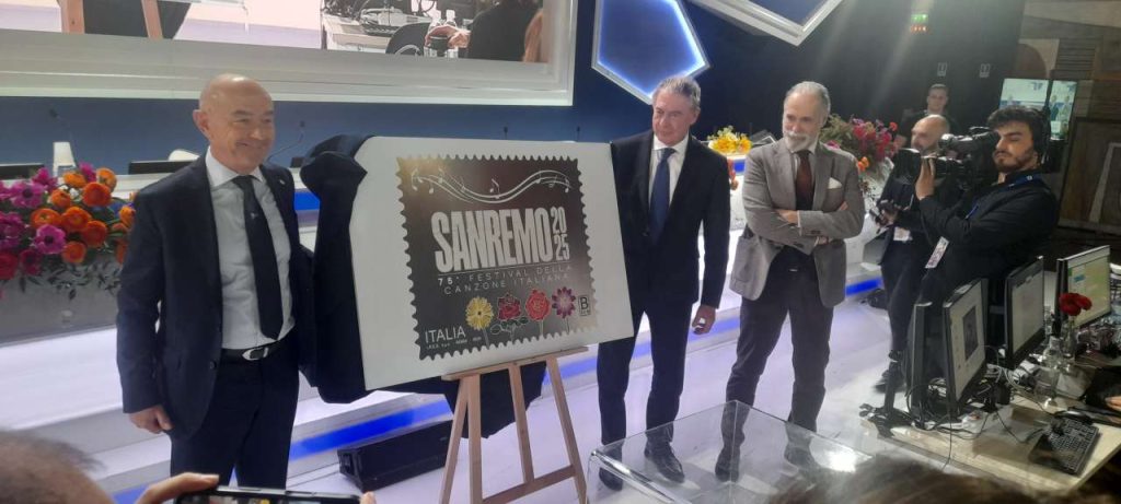 SANREMO 2025 – Presentato il francobollo dedicato ai 75 anni del Festival
