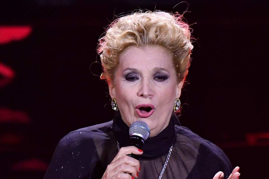 SANREMO 2025 – Iva Zanicchi, una donna ad aver trionfato in tre occasioni, ha ricevuto il premio alla carriera