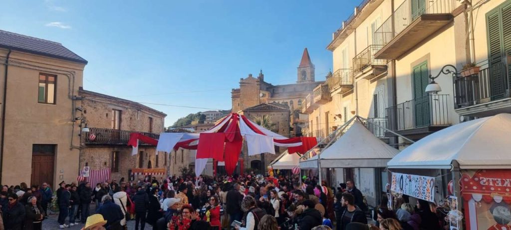 “CIRCUS” Anche quest’anno l’insolito carnevale ficarrese lascia il segno