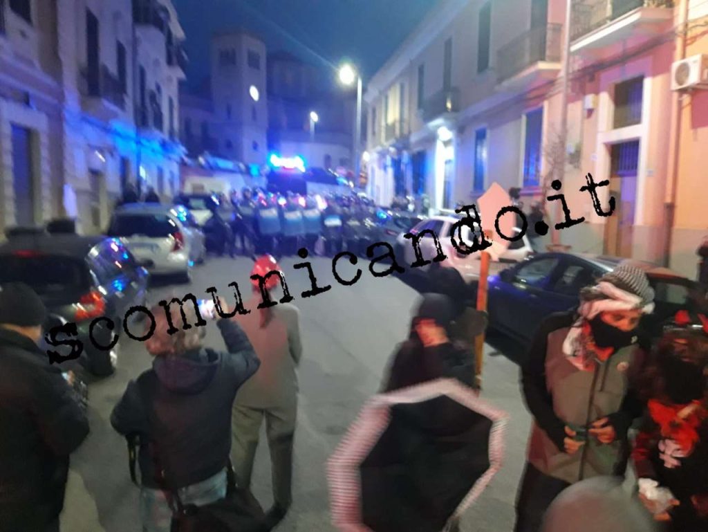 CORTEO NO PONTE – A Carnevale ogni scherzo vale… ma a Messina piovon mazzate!