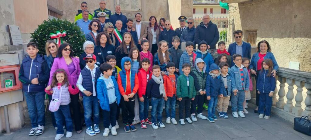 25 APRILE A BROLO – Emozione e memoria con l’Inno di Mameli dei bambini
